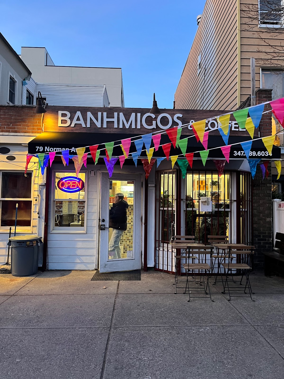Banhmigos & Coffee